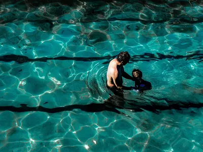 Kenapa Orang Tua Perlu Mendaftarkan Anak ke Les Renang?